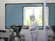 不負秋日好時光 ，亞歐廠里生產忙， 機器轟鳴干勁足，熱火朝天普新章！